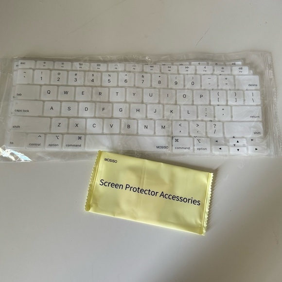 NWOT MacBook Pro Hard Case w/ Extra Accessories - Picture 5 of 5